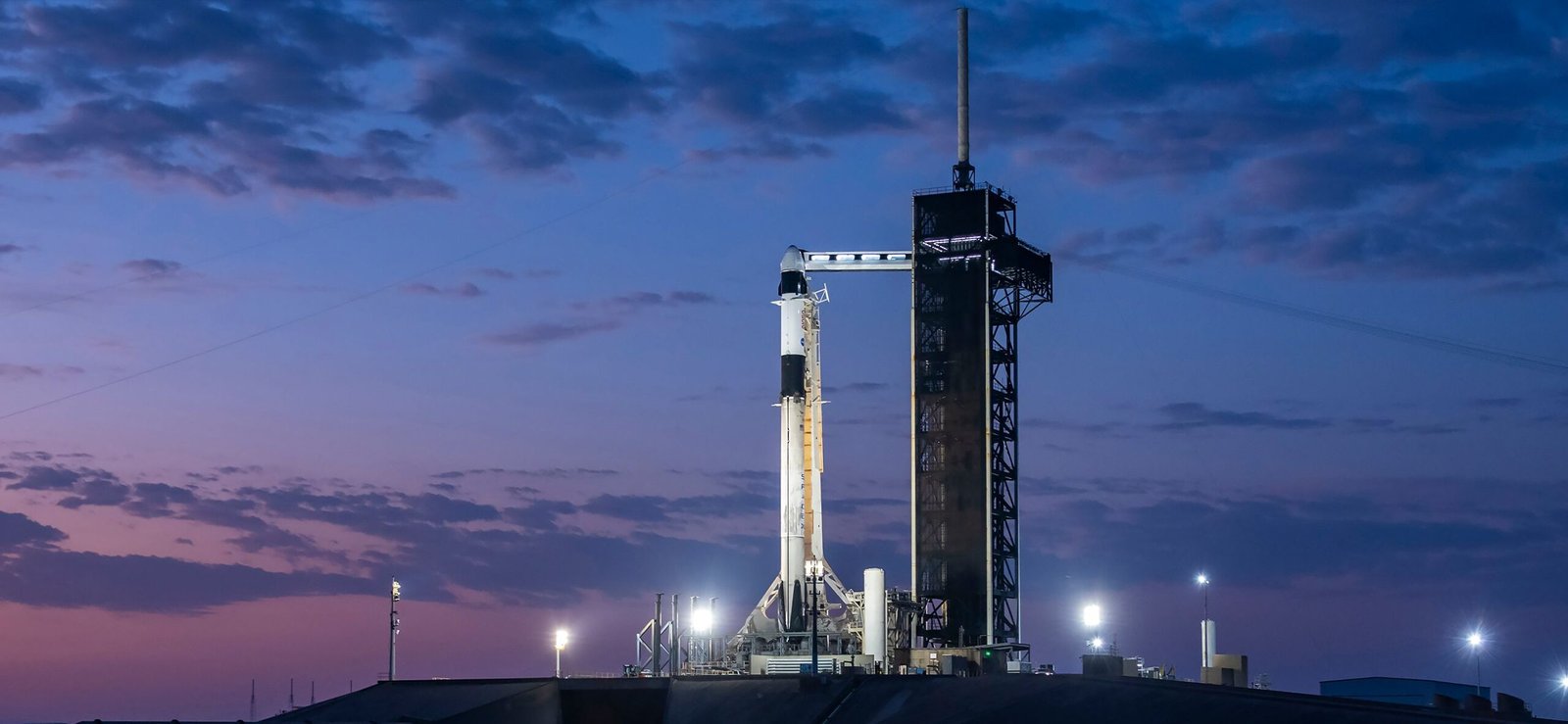 Falcon 9 con Crew Dragon en la plataforma de lanzamiento en vista horizontal