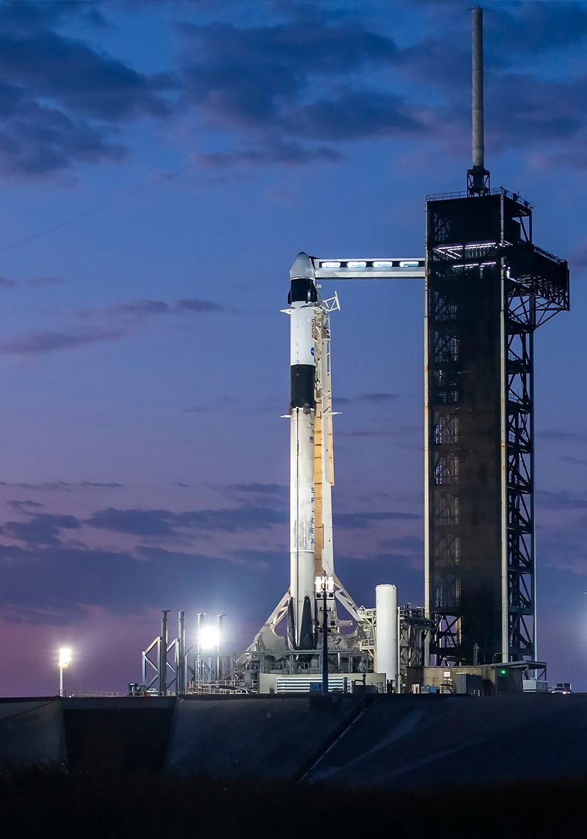 Falcon 9 con Crew Dragon en la plataforma de lanzamiento